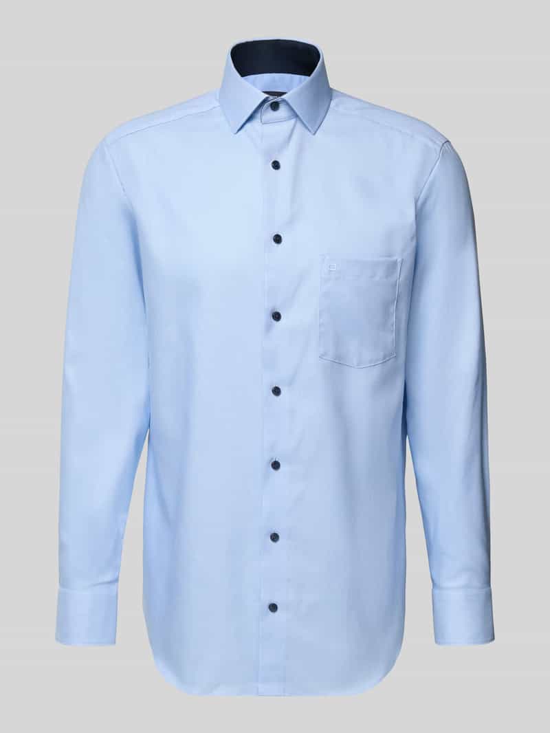 Koszula biznesowa w kroju modern fit z kołnierzykiem kent i kieszenią na piersi