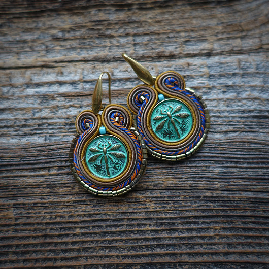 Małe kolczyki sutasz z motywem ważki