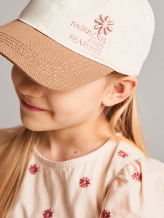 Reserved - Bawełniana czapka z daszkiem z aplikacją - złamana biel