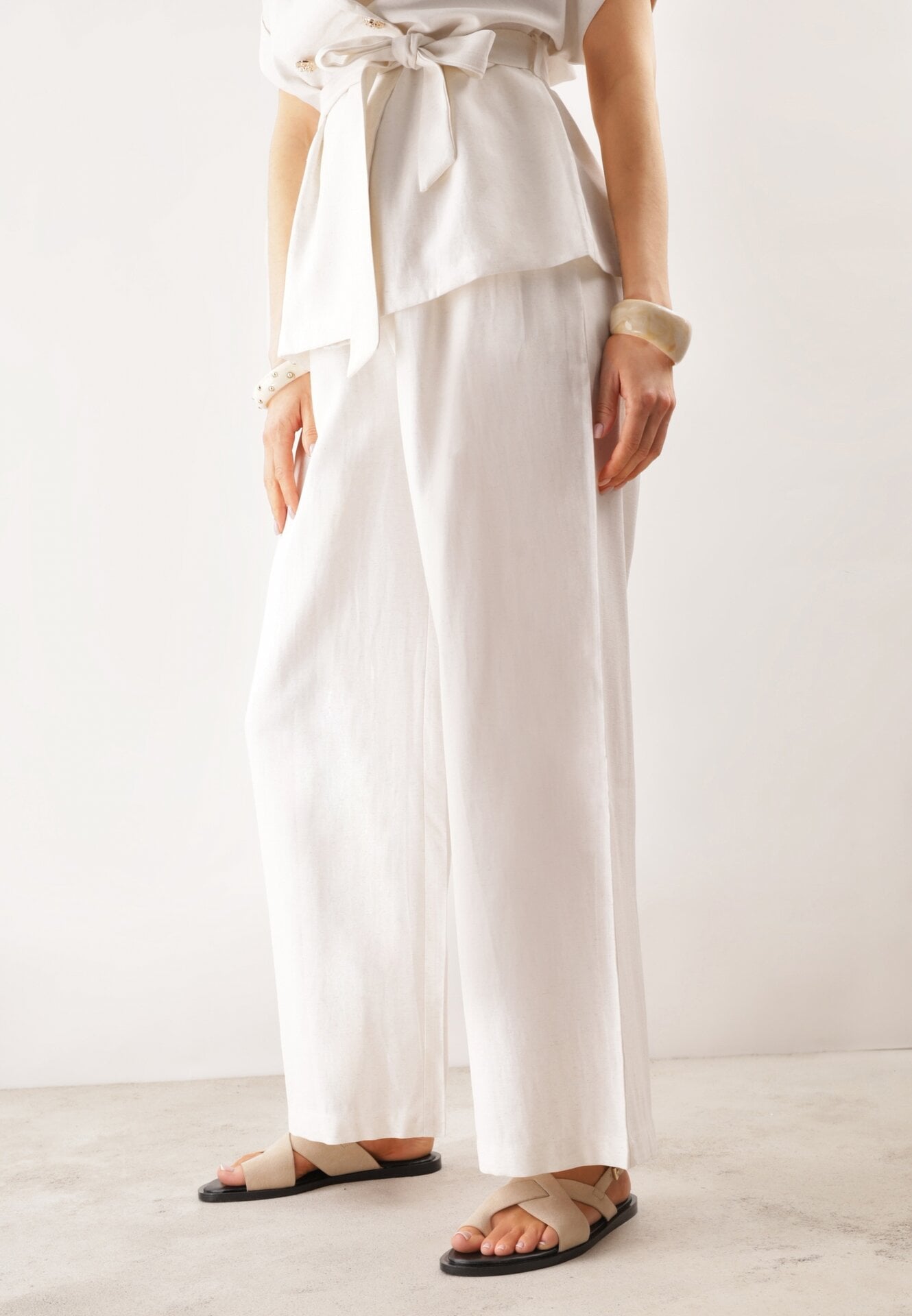 Ciemnobeżowe Sandały VICES ze Skrzyżowanymi Paskami i Paskiem na Duży Palec Phaisacia