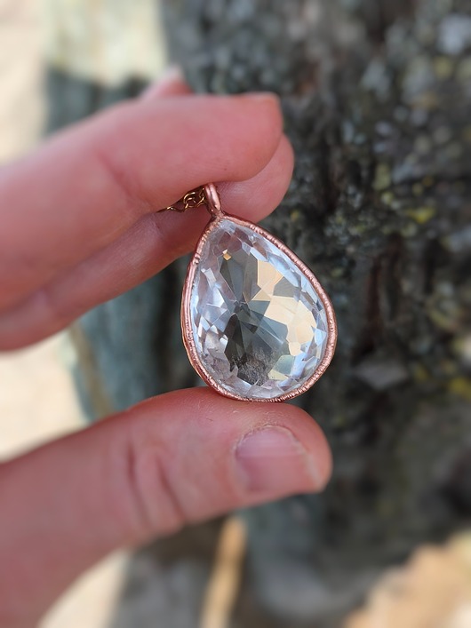 Kryształowy wisiorek kryształ górski miedź