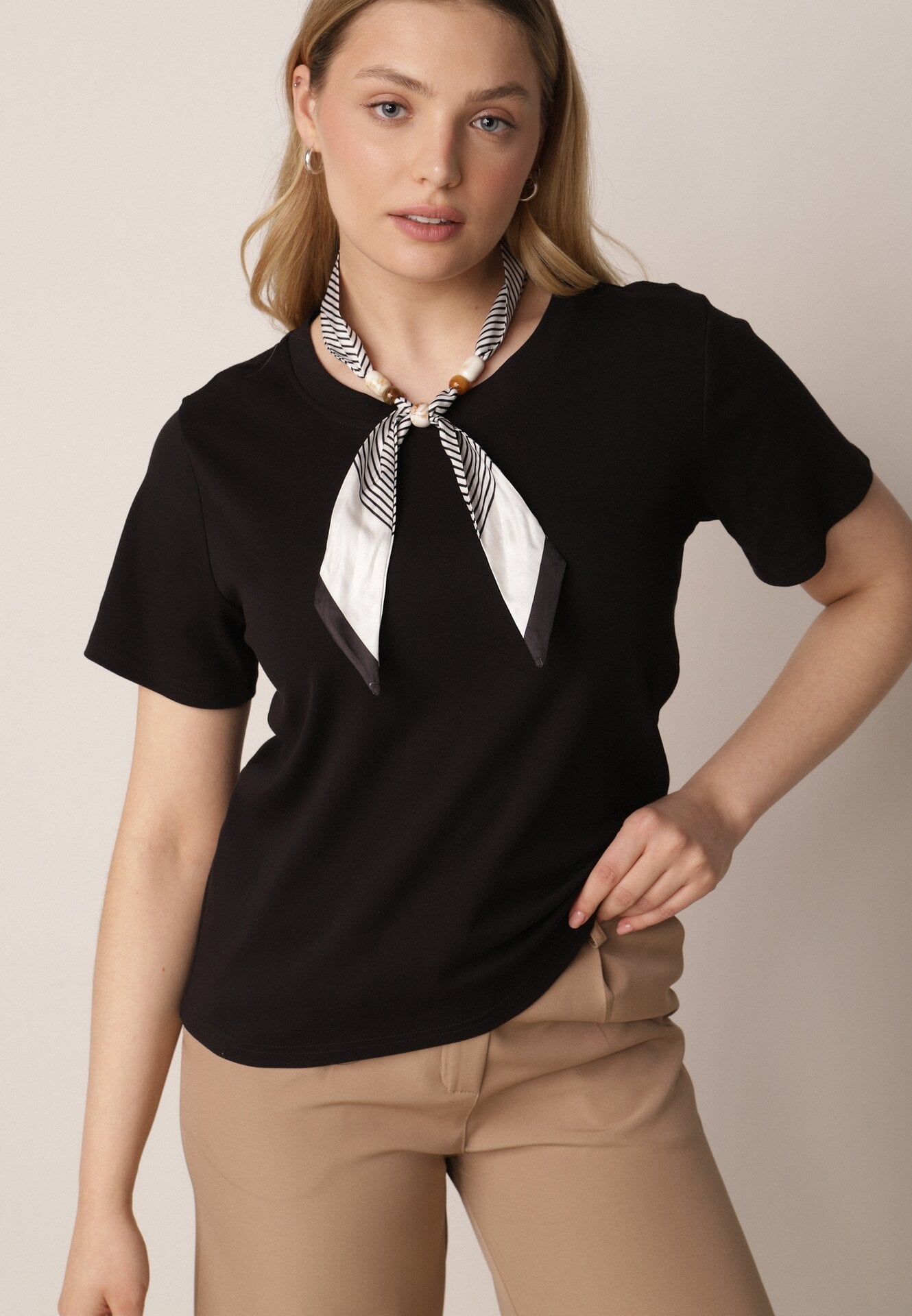 Czarny T-shirt z Bawełny w Klasycznym Stylu z Apaszką Bluestel