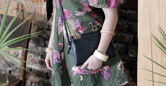 Nodo Bag S czarna mała kopertówka z paskiem