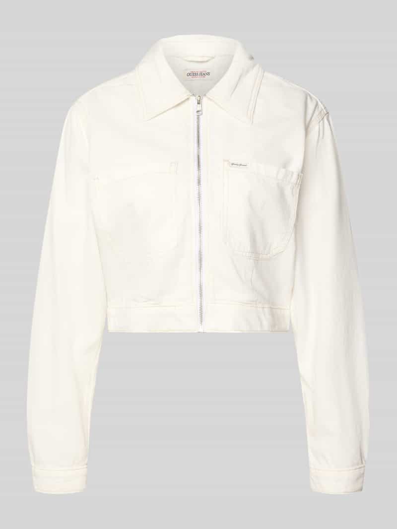 Kurtka jeansowa o krótkim kroju z kieszeniami na piersi i naszywką z logo