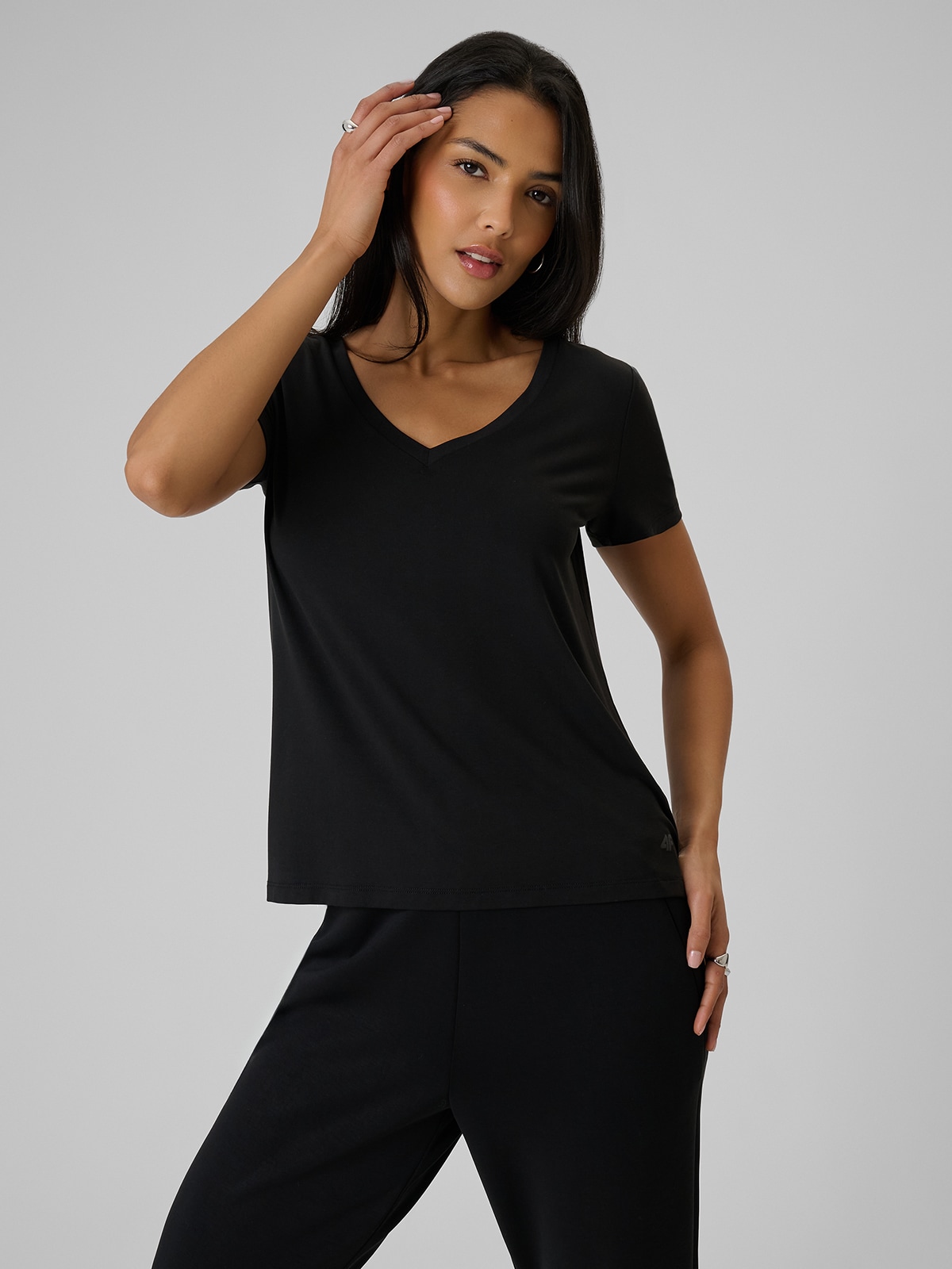 4F T-shirt regular z modalem damski - czarny XS