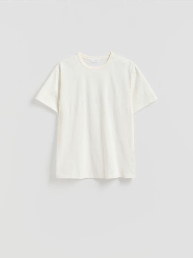 Reserved - Gładki t-shirt comfort fit - złamana biel