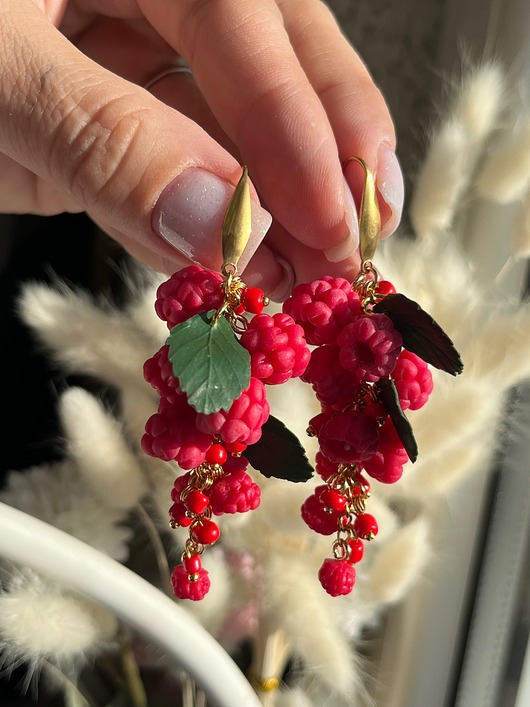 Kolczyki z maliną kiść z polimerowej gliny. Handmade