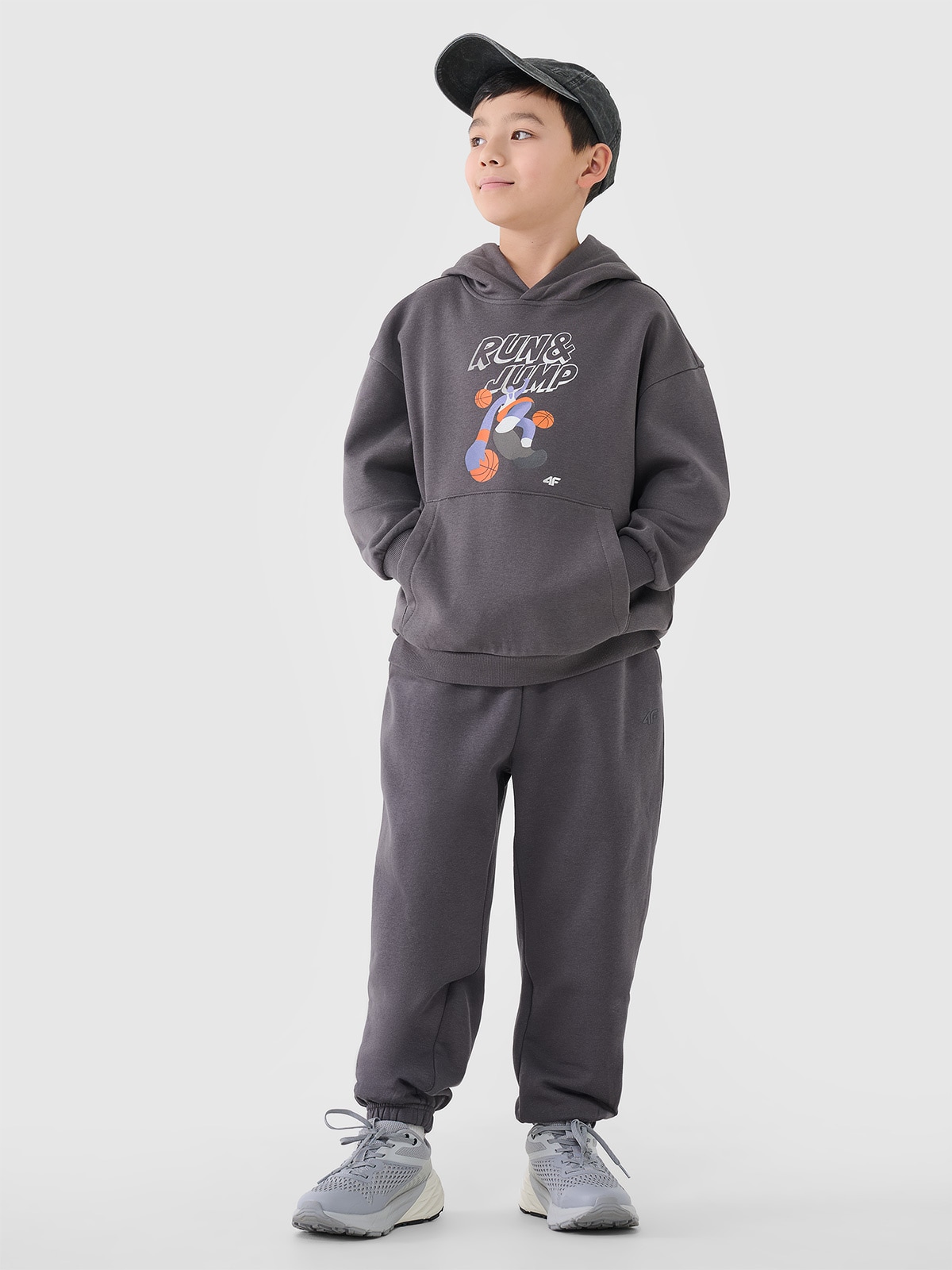 4F Spodnie dresowe joggery chłopięce - szare 122 (6-7 lat)