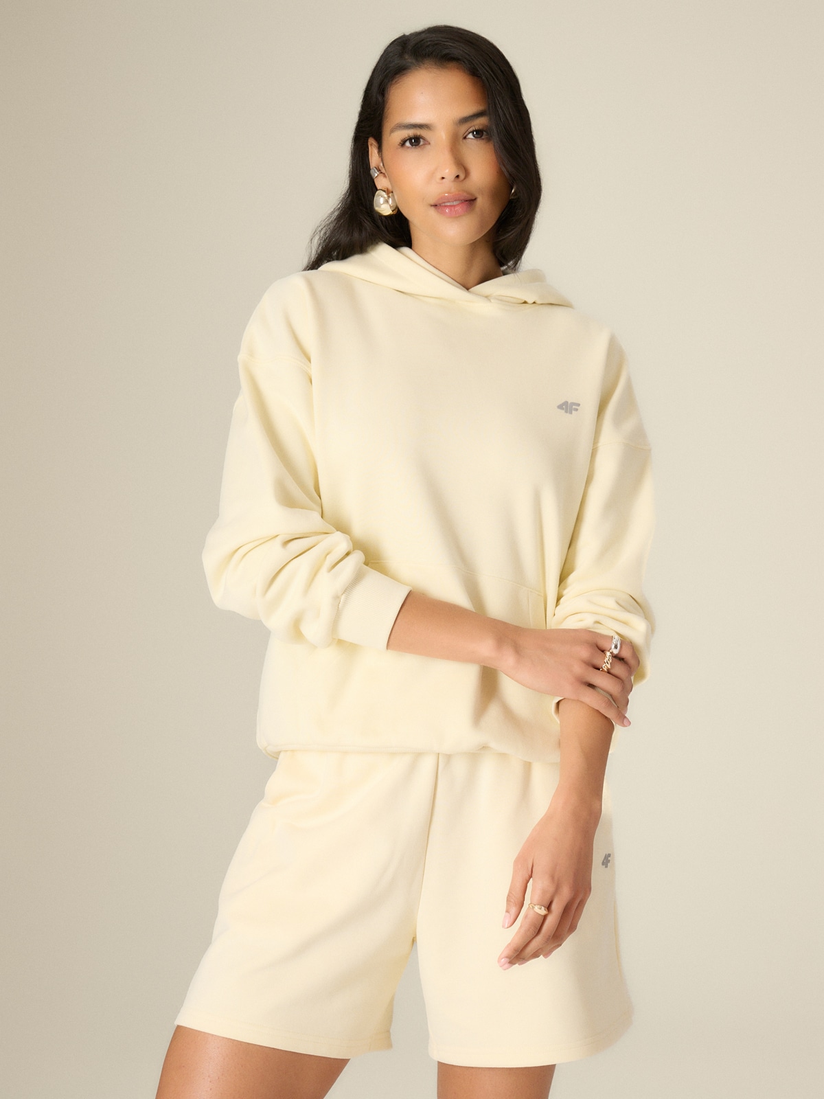 4F Bluza dresowa loose z kapturem damska - żółta XS
