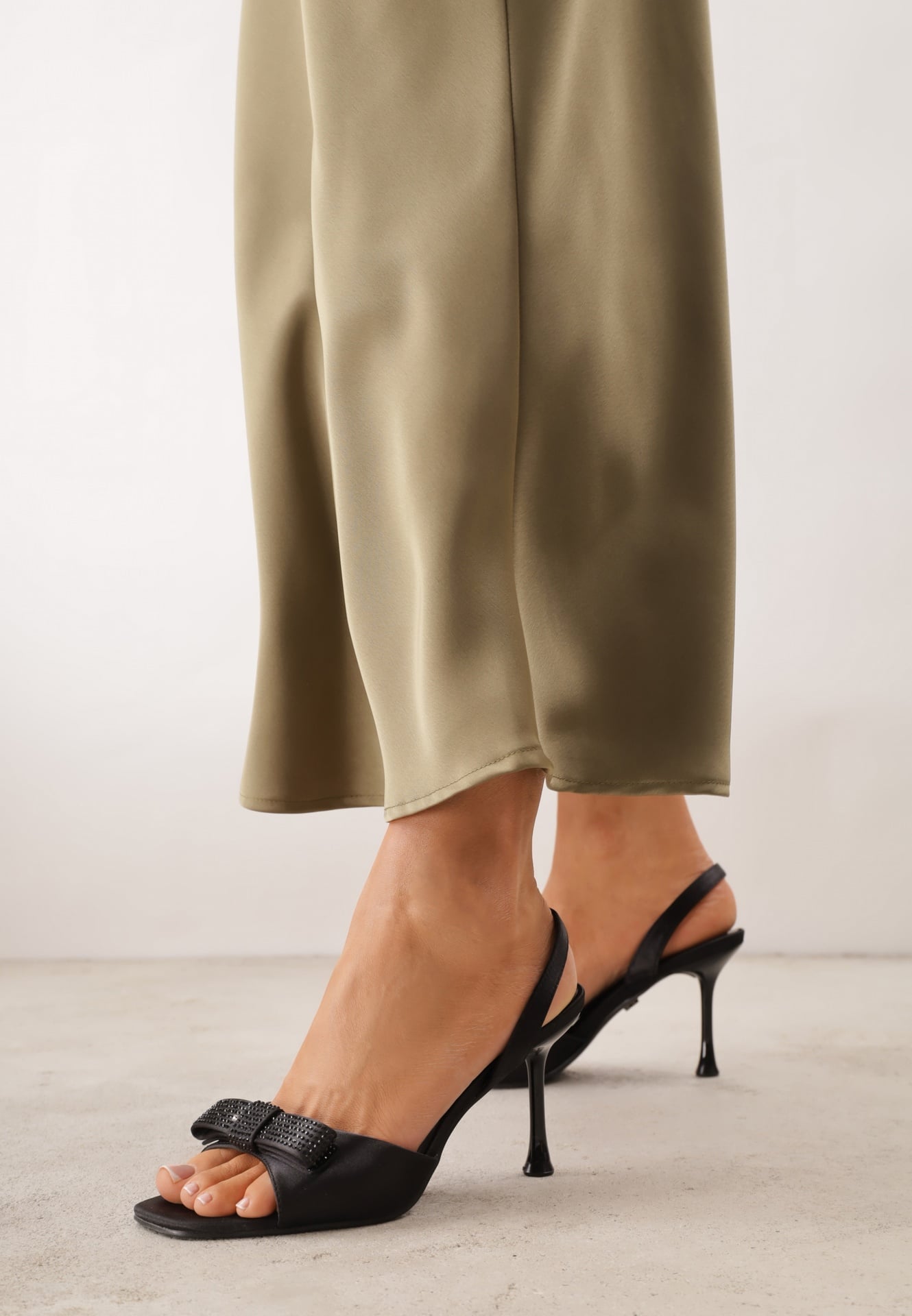 Czarne Sandały VICES na Szpilce Ozdobione Cyrkoniową Kokardą Sinanea