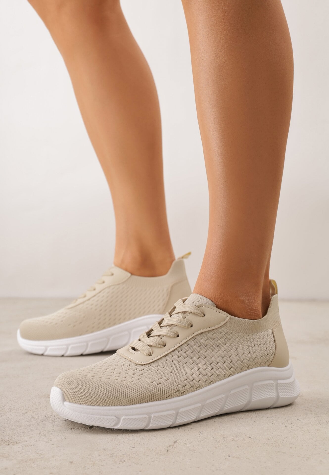Beżowe Minimalistyczne Buty Sportowe z Siateczki na Tłoczonej Podeszwie Zanera