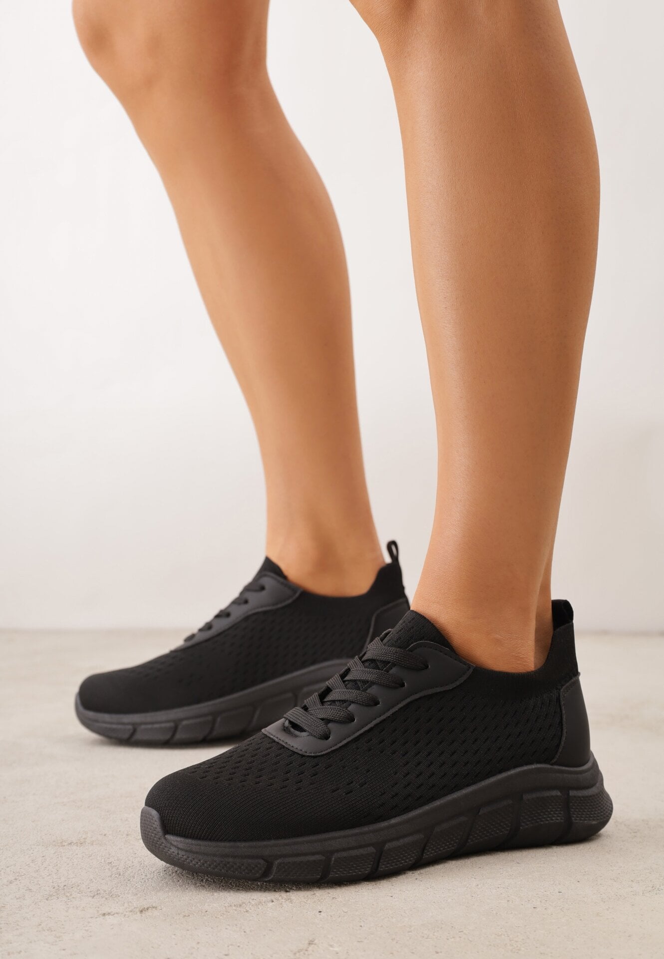 Czarne Minimalistyczne Buty Sportowe z Siateczki na Tłoczonej Podeszwie Zanera