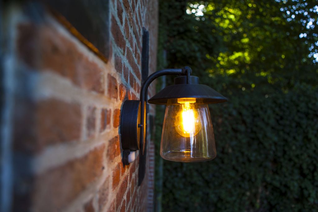 LUTEC  CATE lampa zewnętrzna latarenka ciemny rdzawy klosz szklany z czujnikiem 1xE27 IP44 5264207213