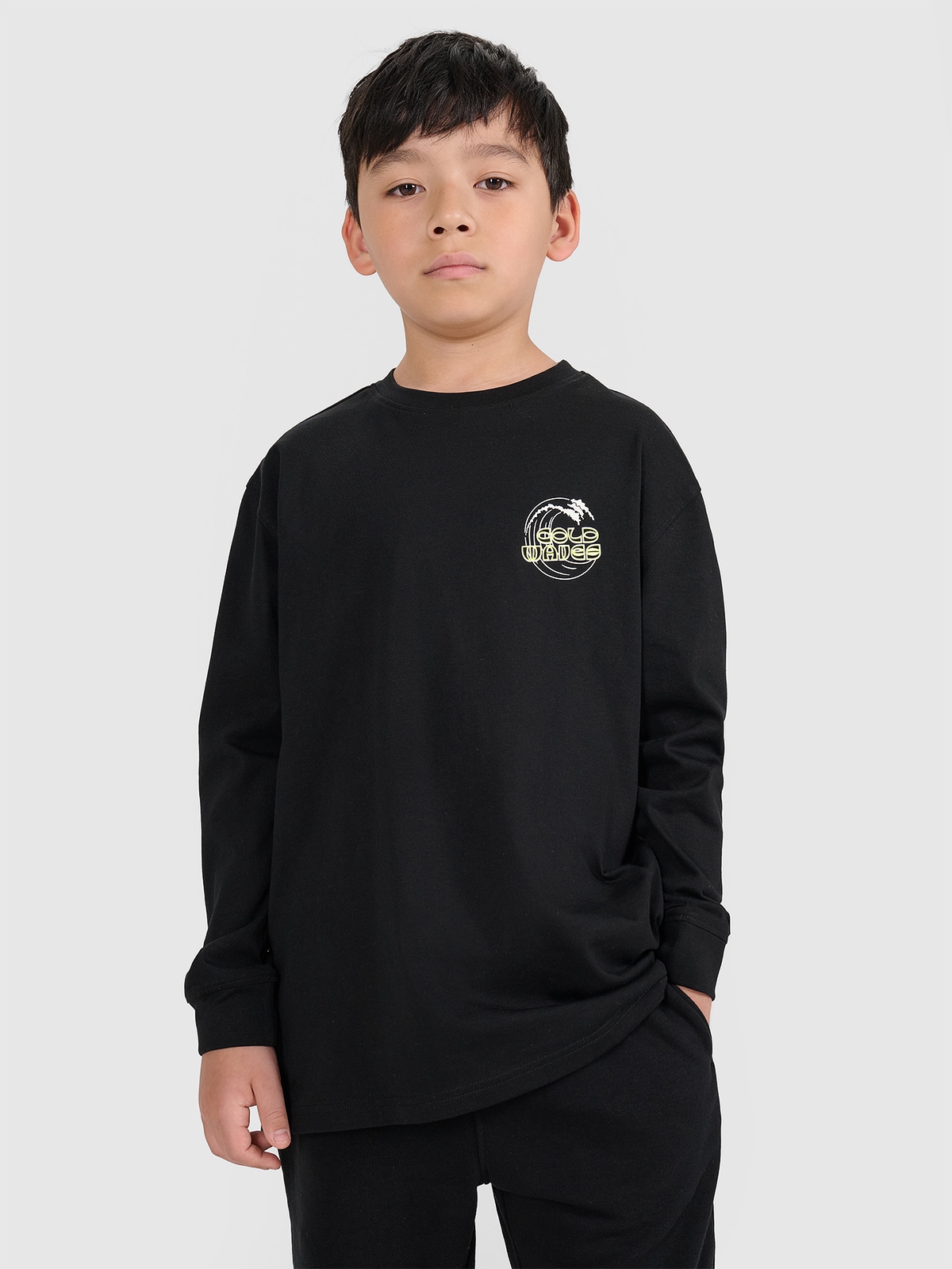 4F Longsleeve oversize z nadrukiem chłopięcy - czarny 140 (9-10 lat)