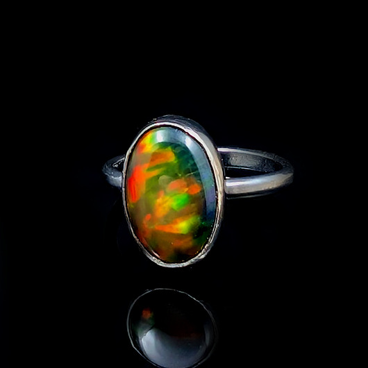 Pierścionek opal z płonącą taflą