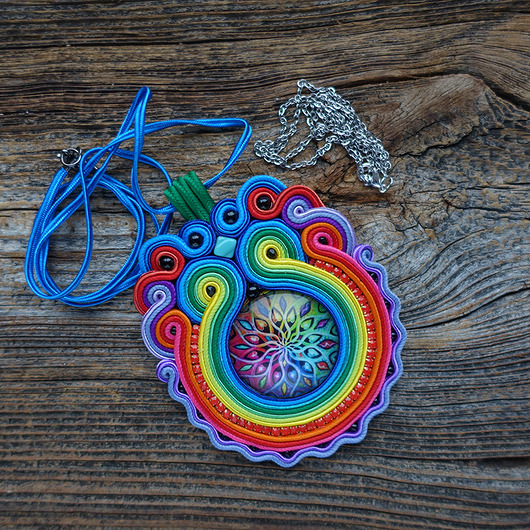 Kolorowy wisior soutache z mandalą
