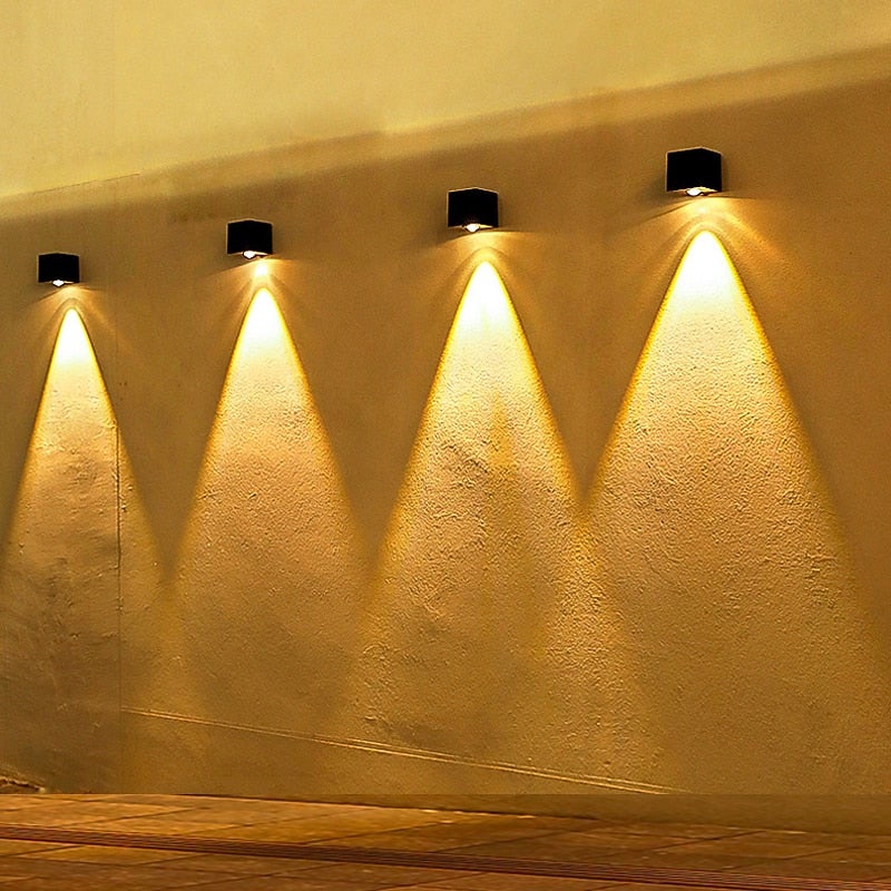 Zestaw 4 lamp solarnych do użytku zewnętrznego, lampy solarne na ścianę, wodoodporna lampka do ogrodu, projektor solarny, ciepła biel 3000 K (czarna).