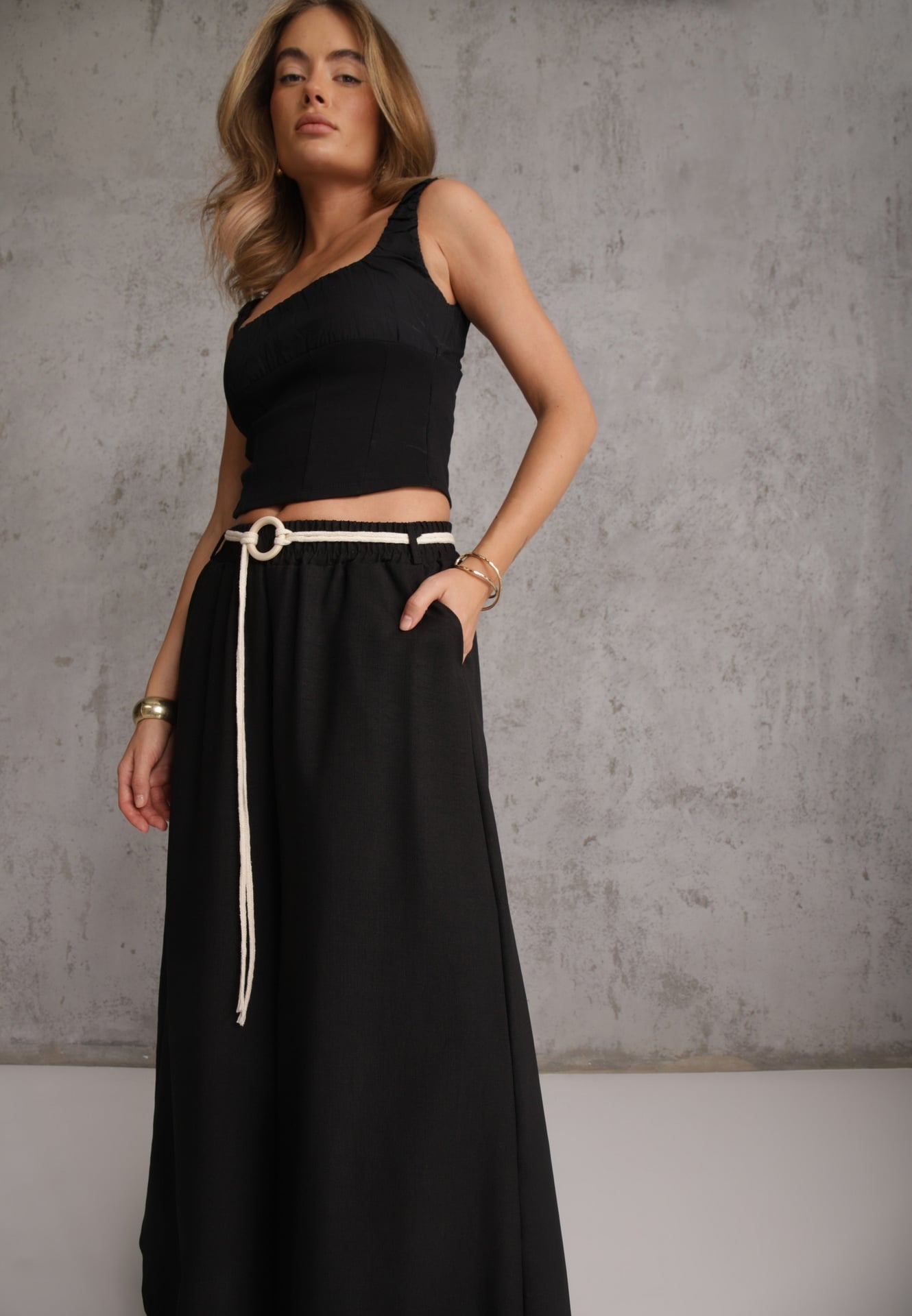 Czarne Wiskozowe Spodnie Typu Palazzo High Waist Ozdobione Paskiem Sznurkiem Alemea