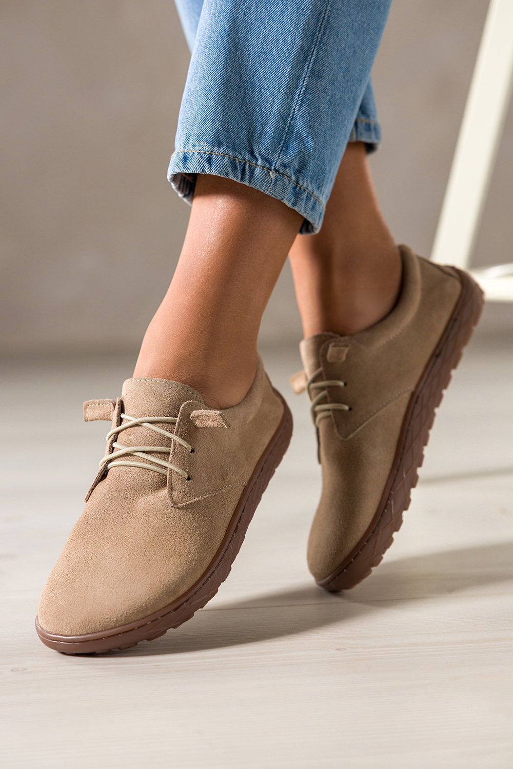 Jasnobeżowe buty barefoot skórzane damskie szerokie na elastycznej płaskiej podeszwie elastyczne jasnobeżowe sznurówki PRODUKT POLSKI Casu 89810