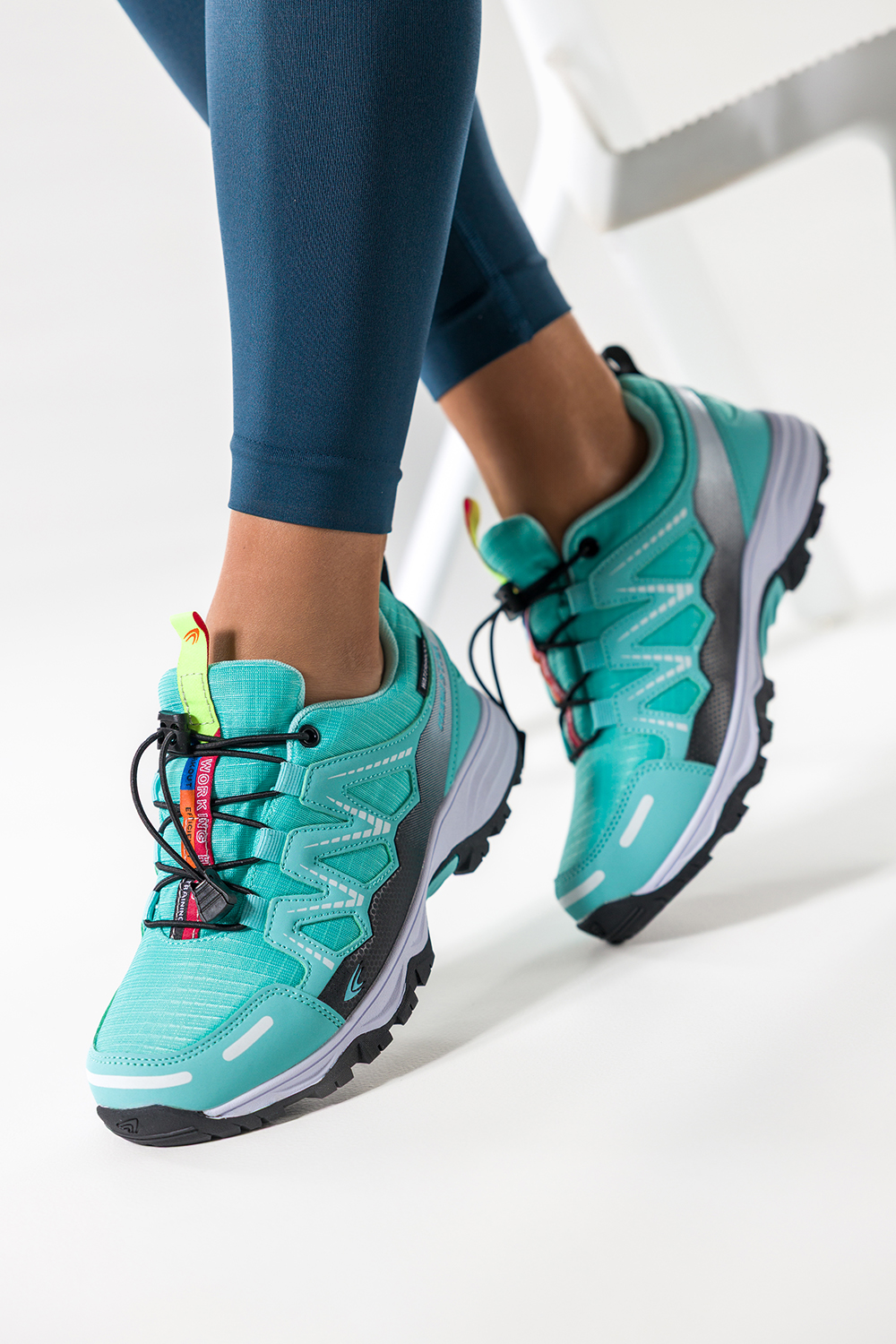 Turkusowe buty sportowe trekkingowe damskie wodoodporne na bieżnikowanej podeszwie z regulowaną elastyczną sznurówką czarne wstawki Casu 7393-88D