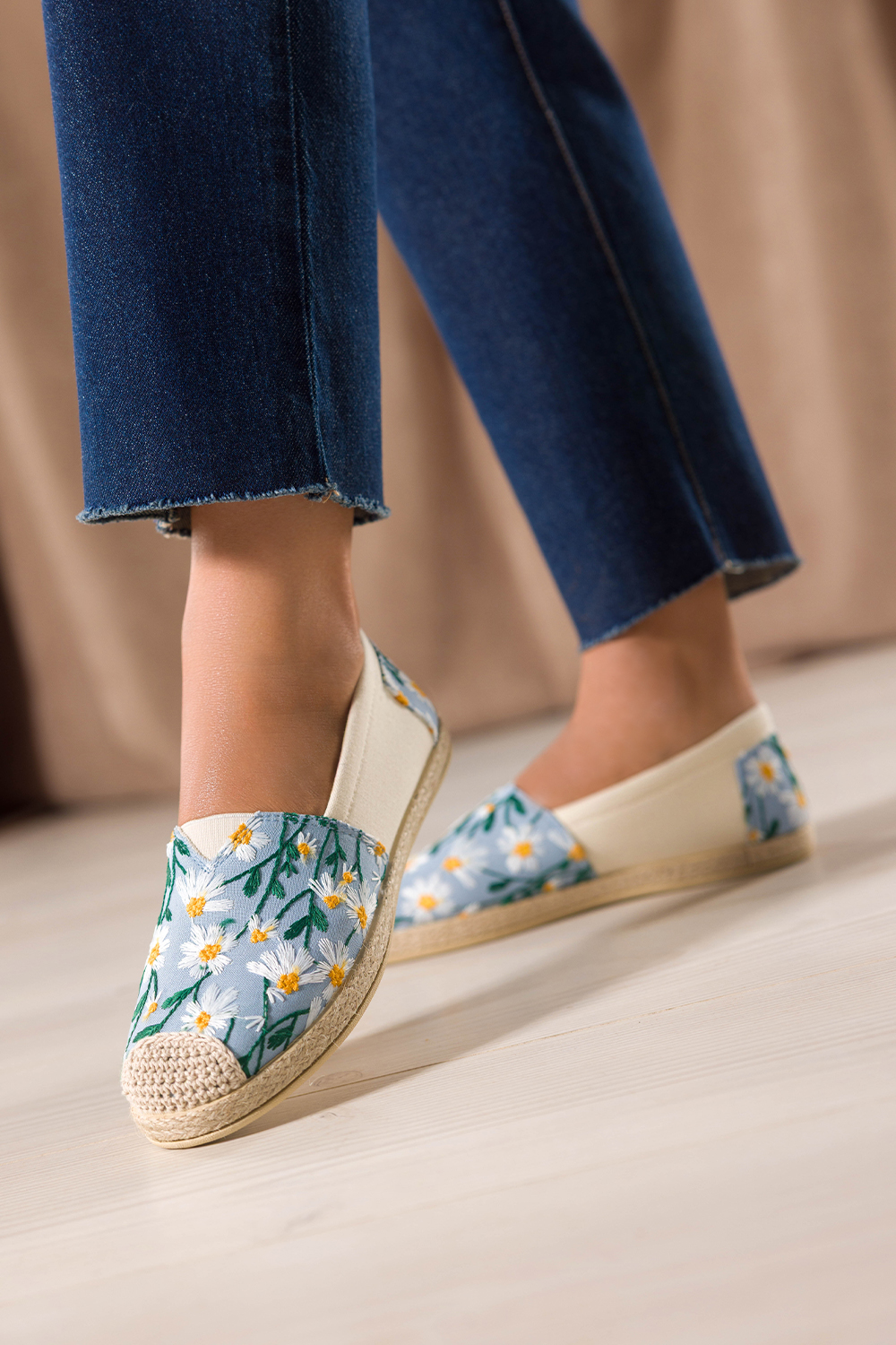 Jasnoniebieskie espadryle damskie slip on haftowane kwiaty na cholewce Carla YZ832-86