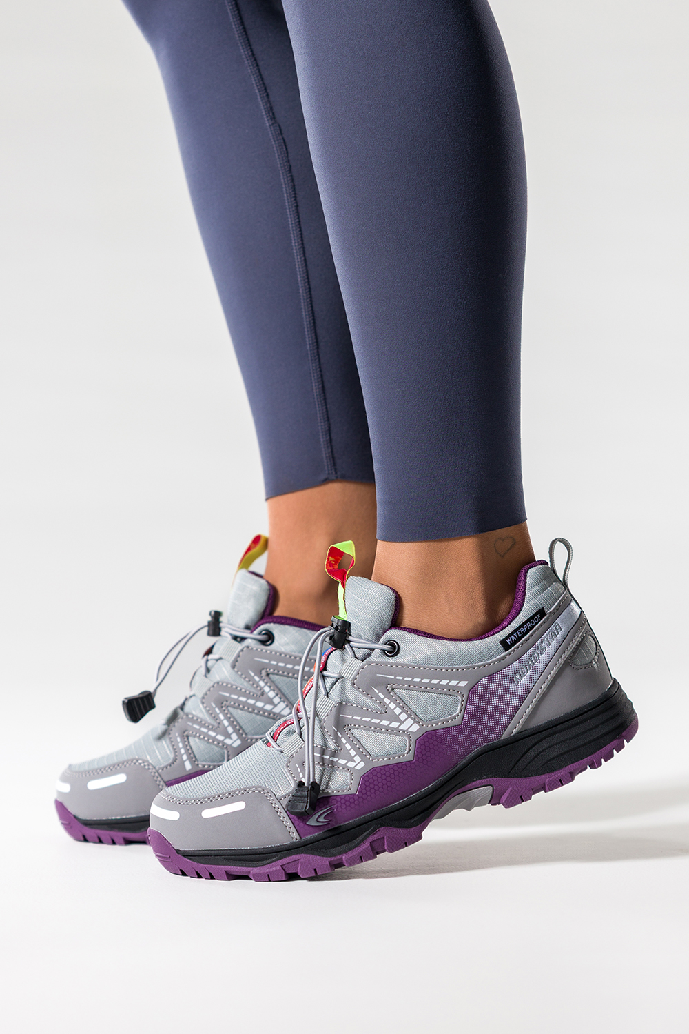 Szare buty sportowe trekkingowe damskie wodoodporne na bieżnikowanej podeszwie z regulowaną elastyczną sznurówką fioletowe wstawki Casu 7393-87D