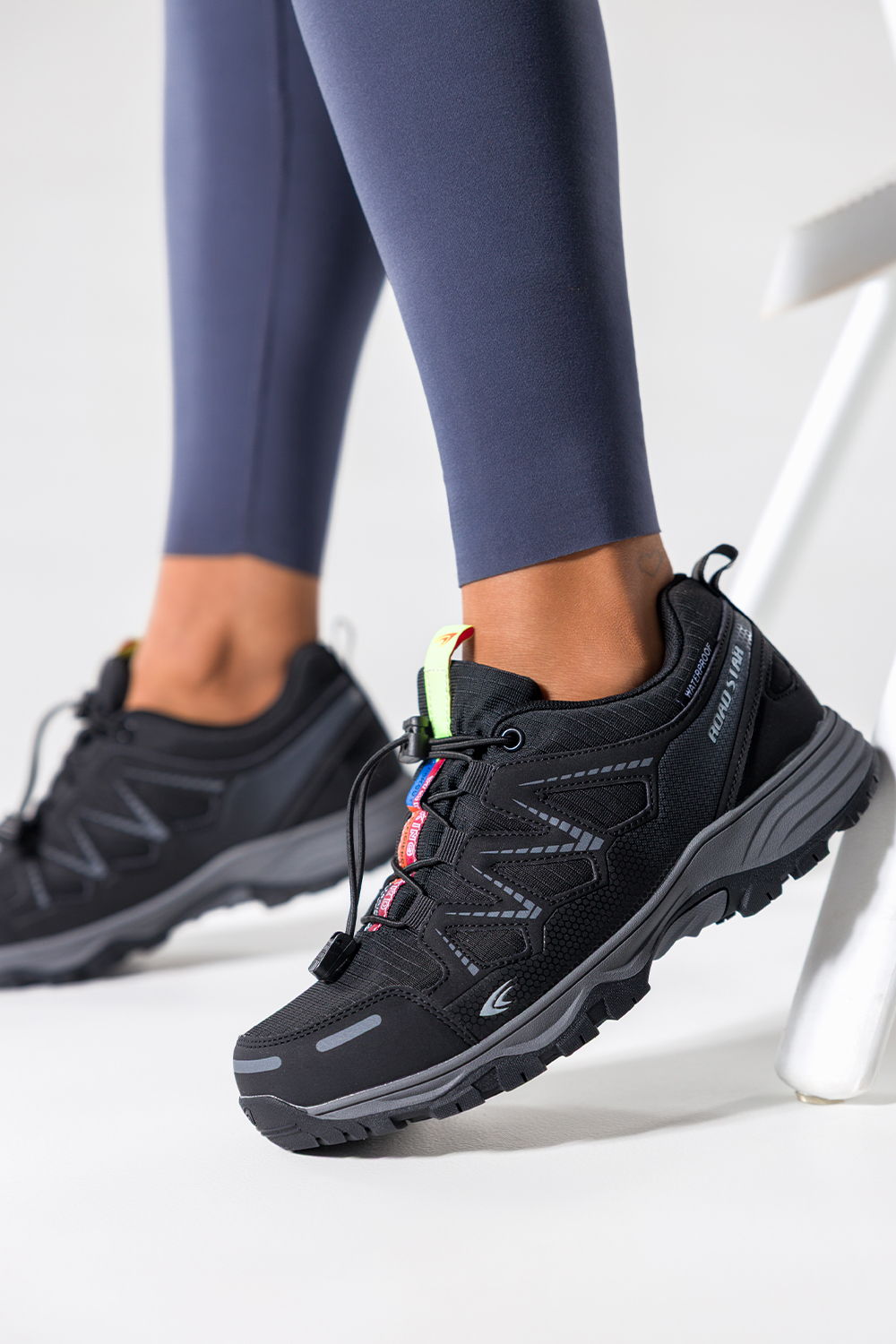 Czarne buty sportowe trekkingowe damskie wodoodporne na bieżnikowanej podeszwie z regulowaną elastyczną sznurówką ciemnoszare wstawki Casu 7393-8D