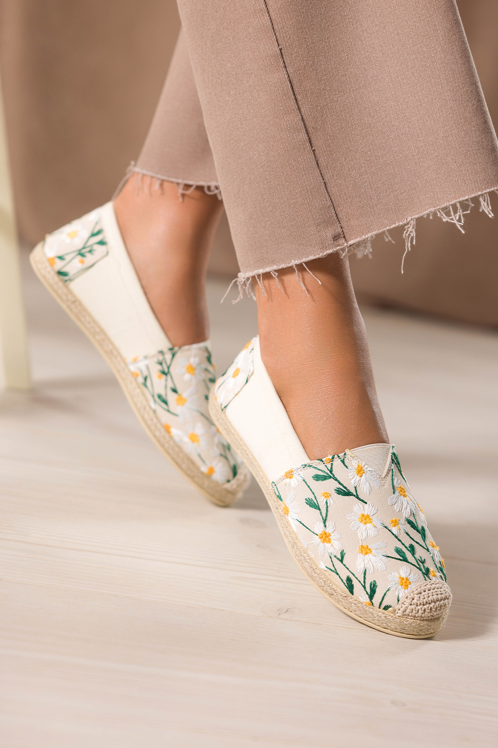 Beżowe espadryle damskie slip on haftowane kwiaty na cholewce Carla YZ832-85