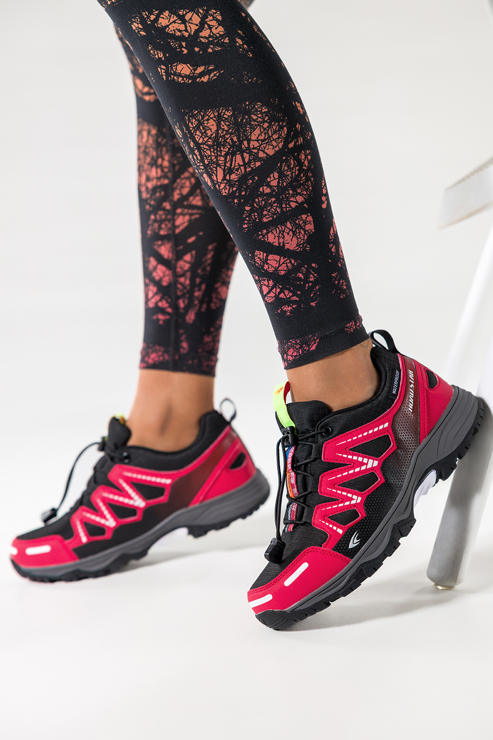 Czerwone buty sportowe trekkingowe damskie wodoodporne na bieżnikowanej podeszwie z regulowaną elastyczną sznurówką czarne wstawki Casu 7393-6D