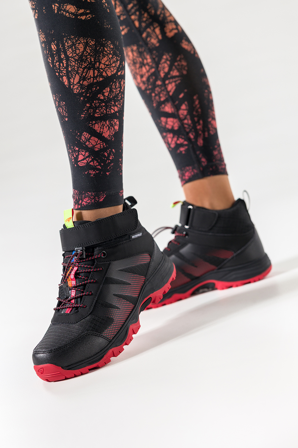 Czarne buty trekkingowe damskie wodoodporne na bieżnikowanej podeszwie z regulowaną elastyczną sznurówką pasek na rzep czerwone wstawki Casu 7390-6D