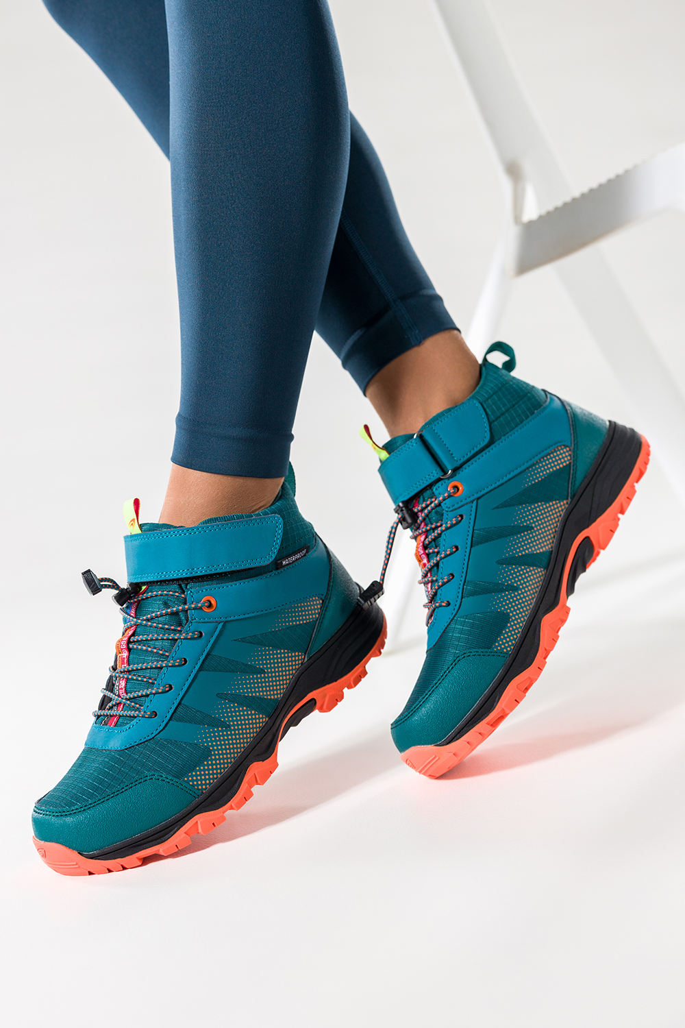 Ciemnoniebieskie buty trekkingowe damskie wodoodporne na bieżnikowanej podeszwie z regulowaną elastyczną sznurówką pasek na rzep pomarańczowe wstawki Casu 7390-3D