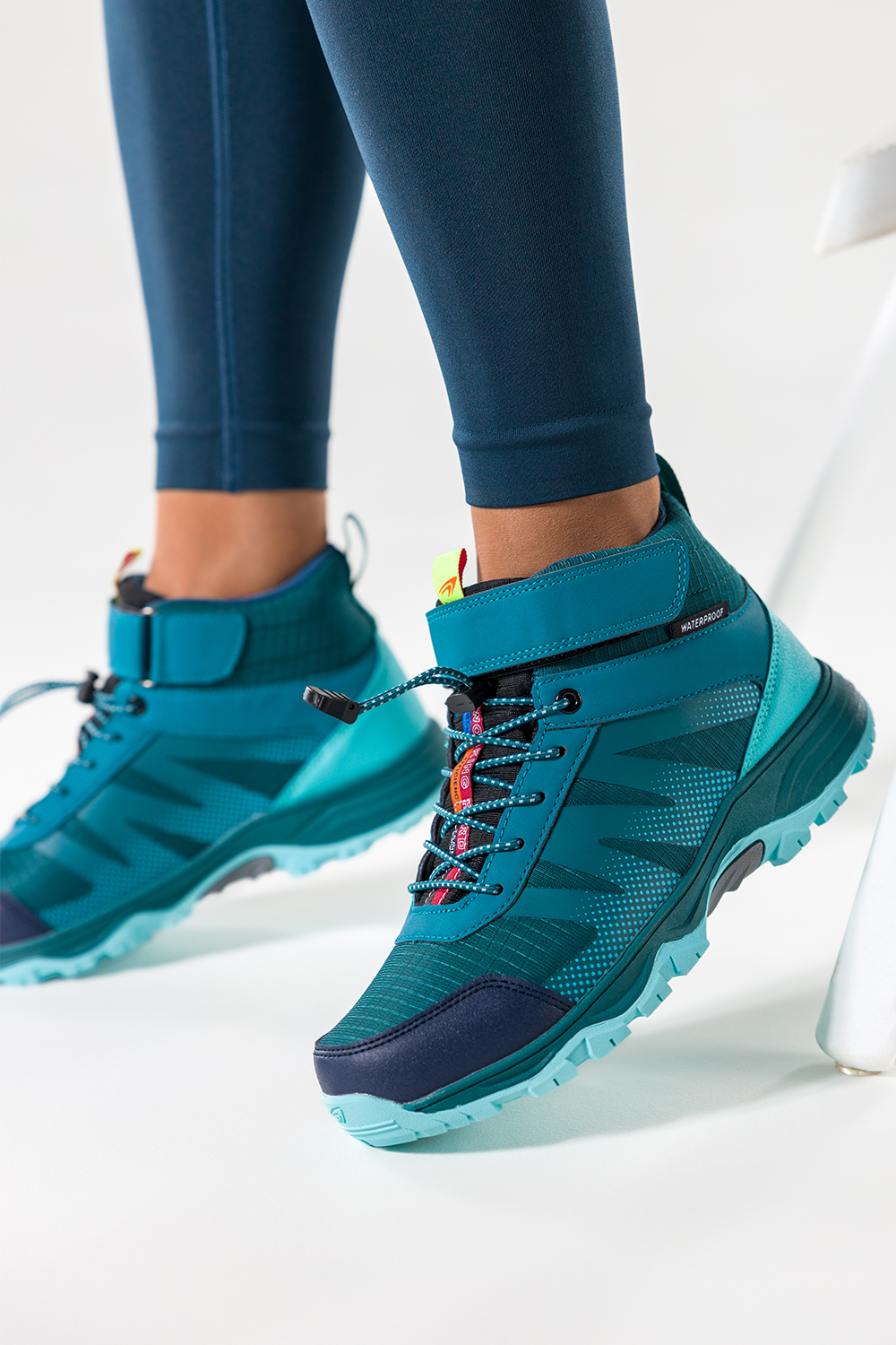 Ciemnoniebieskie buty trekkingowe damskie wodoodporne na bieżnikowanej podeszwie z regulowaną elastyczną sznurówką pasek na rzep jasnoniebieskie wstawki Casu 7390-2D