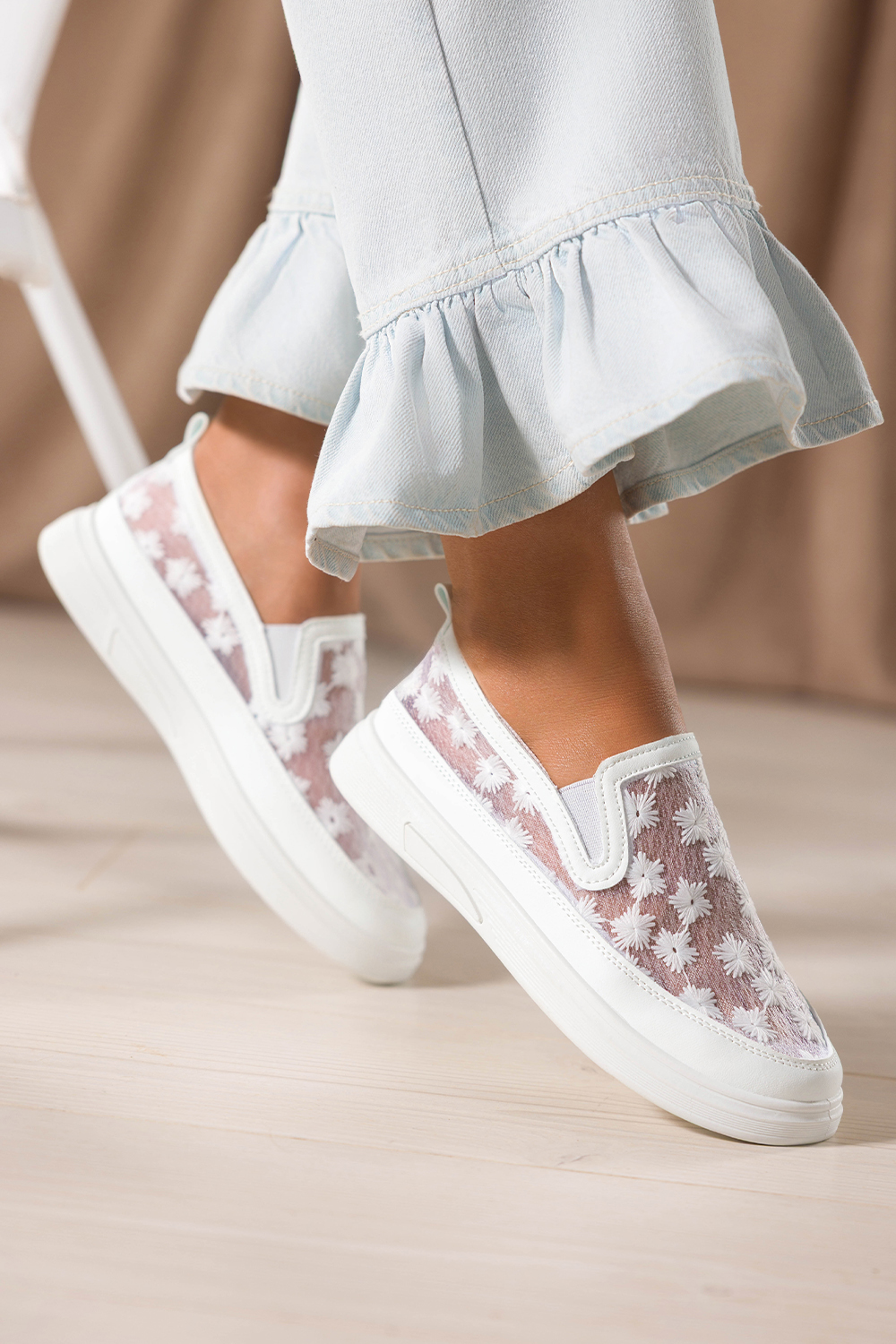 Białe półbuty damskie slip on z haftowanymi kwiatami Carla MY242K