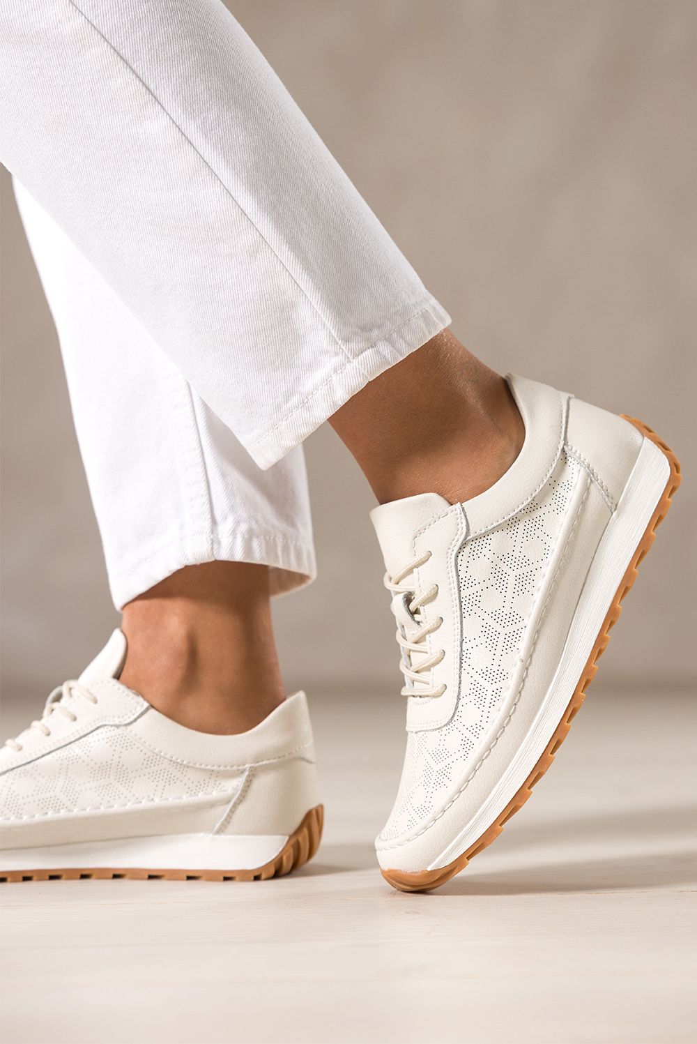 Jasnobeżowe półbuty skórzane damskie sneakersy ażurowe Sergio Leone na żłobionej podeszwie sznurowane HK-998