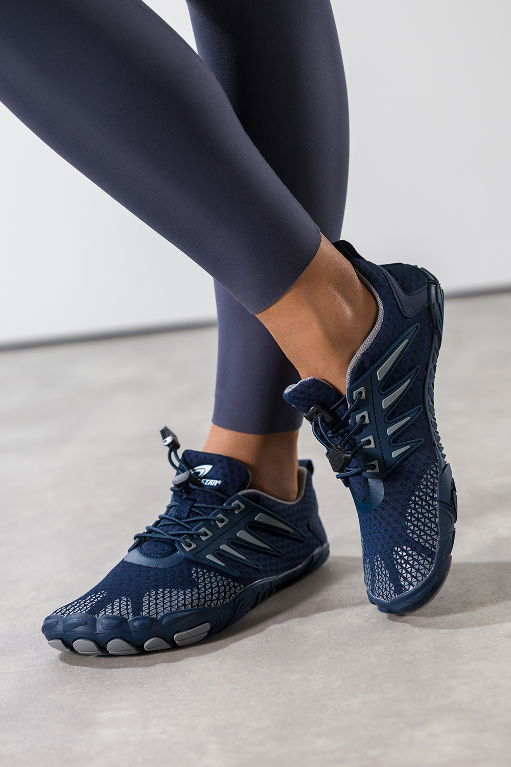 Granatowe buty sportowe barefoot damskie na fitness szerokie elastyczna podeszwa szare wstawki elastyczne regulowane sznurówki Casu 7383D-7