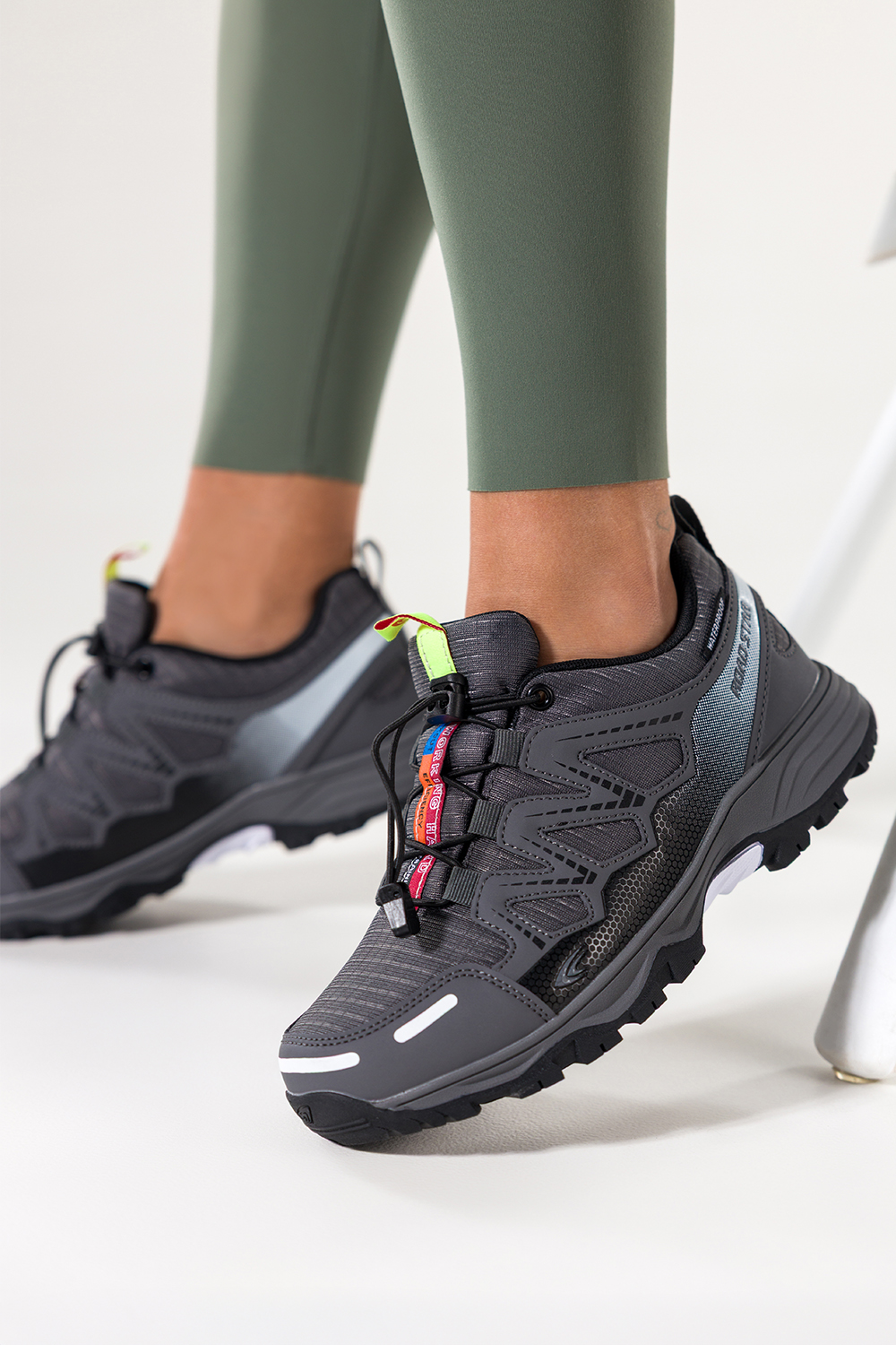 Szare buty sportowe trekkingowe damskie wodoodporne na bieżnikowanej podeszwie z regulowaną elastyczną sznurówką czarne wstawki Casu 7393-4D