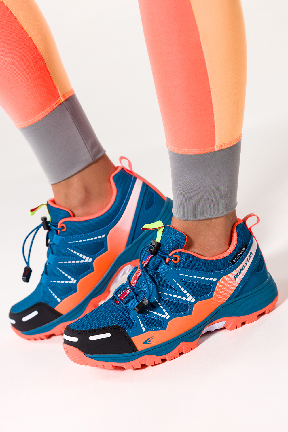 Ciemnoniebieskie buty sportowe trekkingowe damskie wodoodporne na bieżnikowanej podeszwie z regulowaną elastyczną sznurówką pomarańczowe wstawki Casu 7393-3D