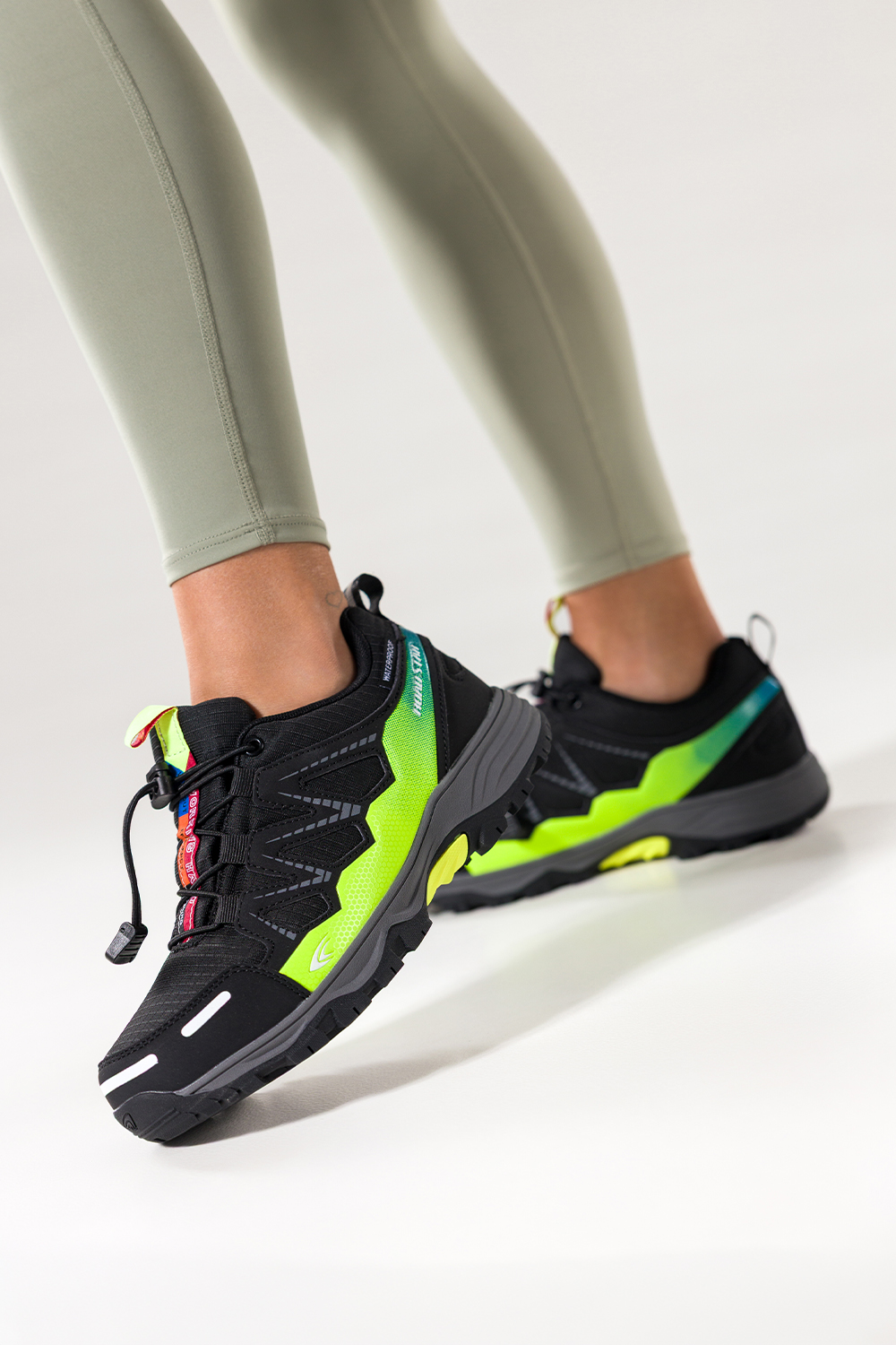 Czarne buty sportowe trekkingowe damskie wodoodporne na bieżnikowanej podeszwie z regulowaną elastyczną sznurówką seledynowe wstawki Casu 7393-2D