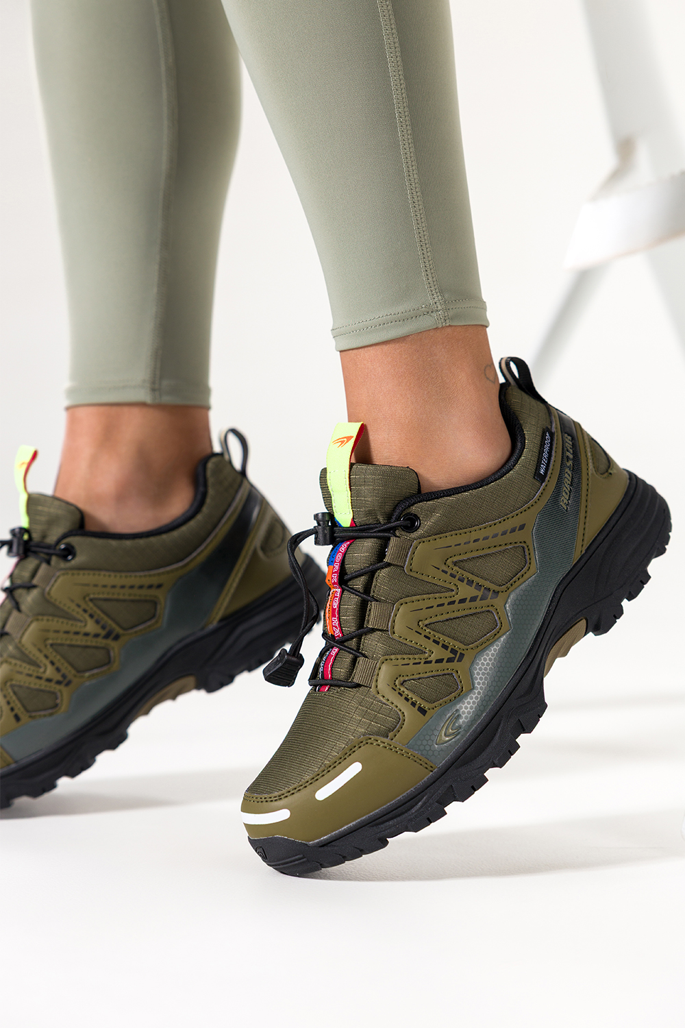 Zielone buty sportowe trekkingowe damskie wodoodporne na bieżnikowanej podeszwie z regulowaną elastyczną sznurówką Casu 7393-1D