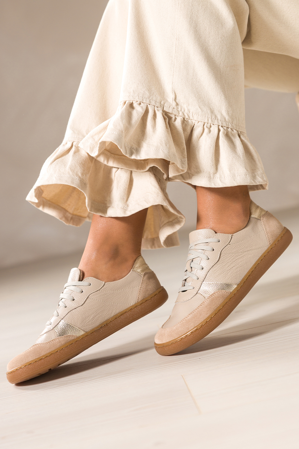 Beżowe buty barefoot skórzane damskie szerokie na elastycznej płaskiej podeszwie sznurowane złote wstawki PRODUKT POLSKI Casu 5499