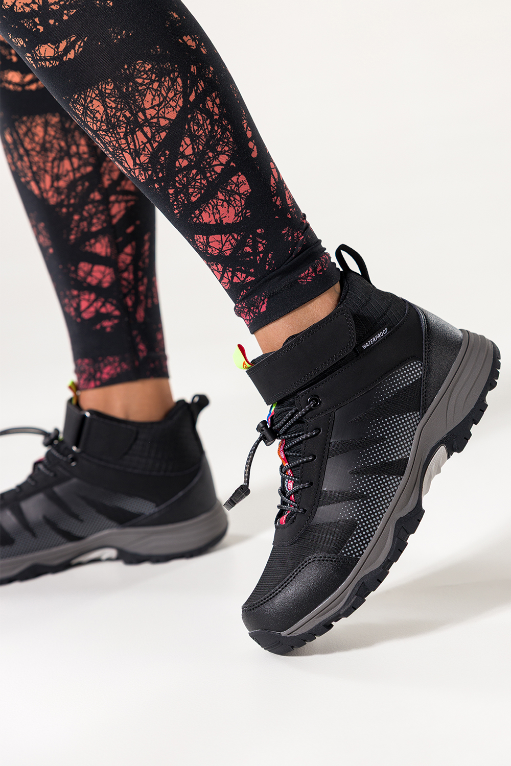 Czarne buty trekkingowe damskie wodoodporne na bieżnikowanej podeszwie z regulowaną elastyczną sznurówką pasek na rzep szare wstawki Casu 7390-8D