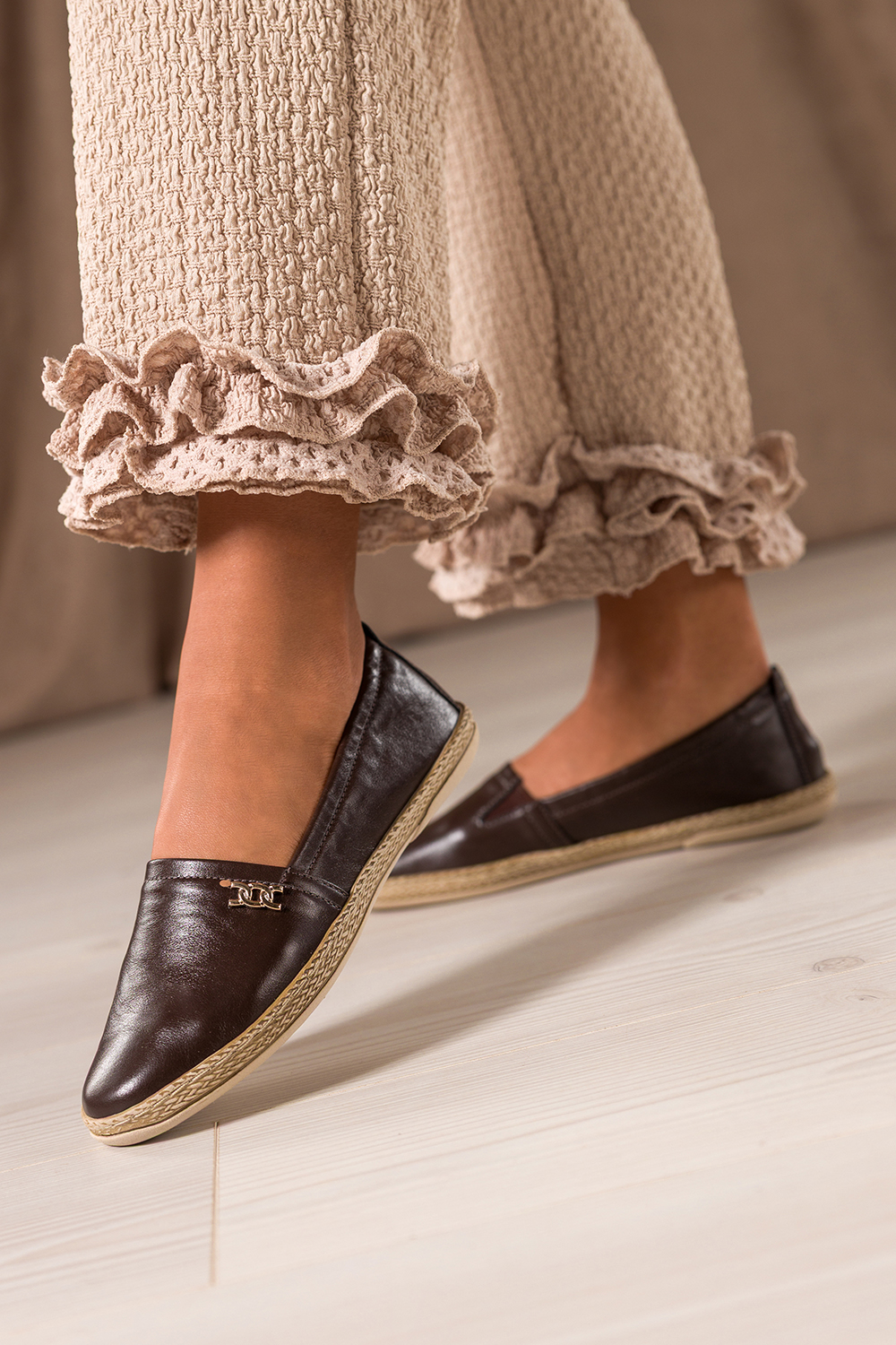 Czekoladowe półbuty espadryle skórzane damskie slip on na elastycznej płaskiej podeszwie złota ozdoba na cholewce PRODUKT POLSKI Casu 89822