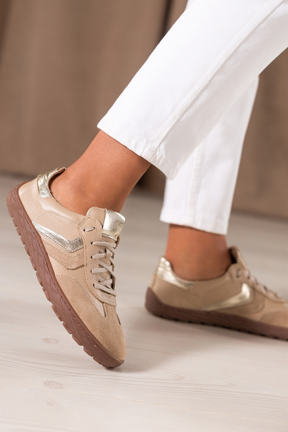 Beżowe sneakersy barefoot skórzane damskie szerokie na elastycznej żłobionej podeszwie złote wstawki sznurowane PRODUKT POLSKI Casu 89797