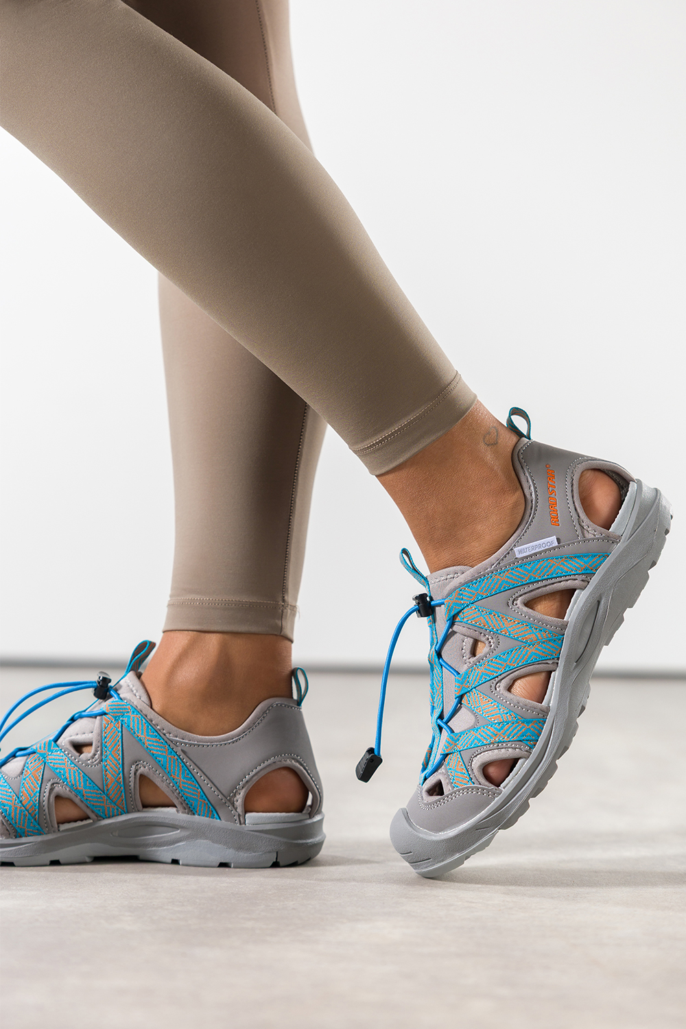 Szare sandały trekkingowe damskie waterproof na bieżnikowanej podeszwie z regulowaną elastyczną sznurówką zakryta pięta niebieskie wstawki Casu 7391-4D