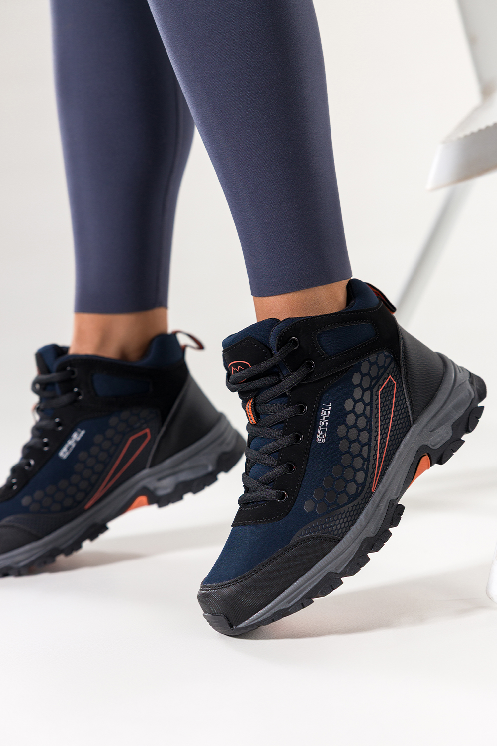 Granatowe buty trekkingowe damskie softshell z pomarańczowymi dodatkami wysokie sznurowane Casu Y8186-4