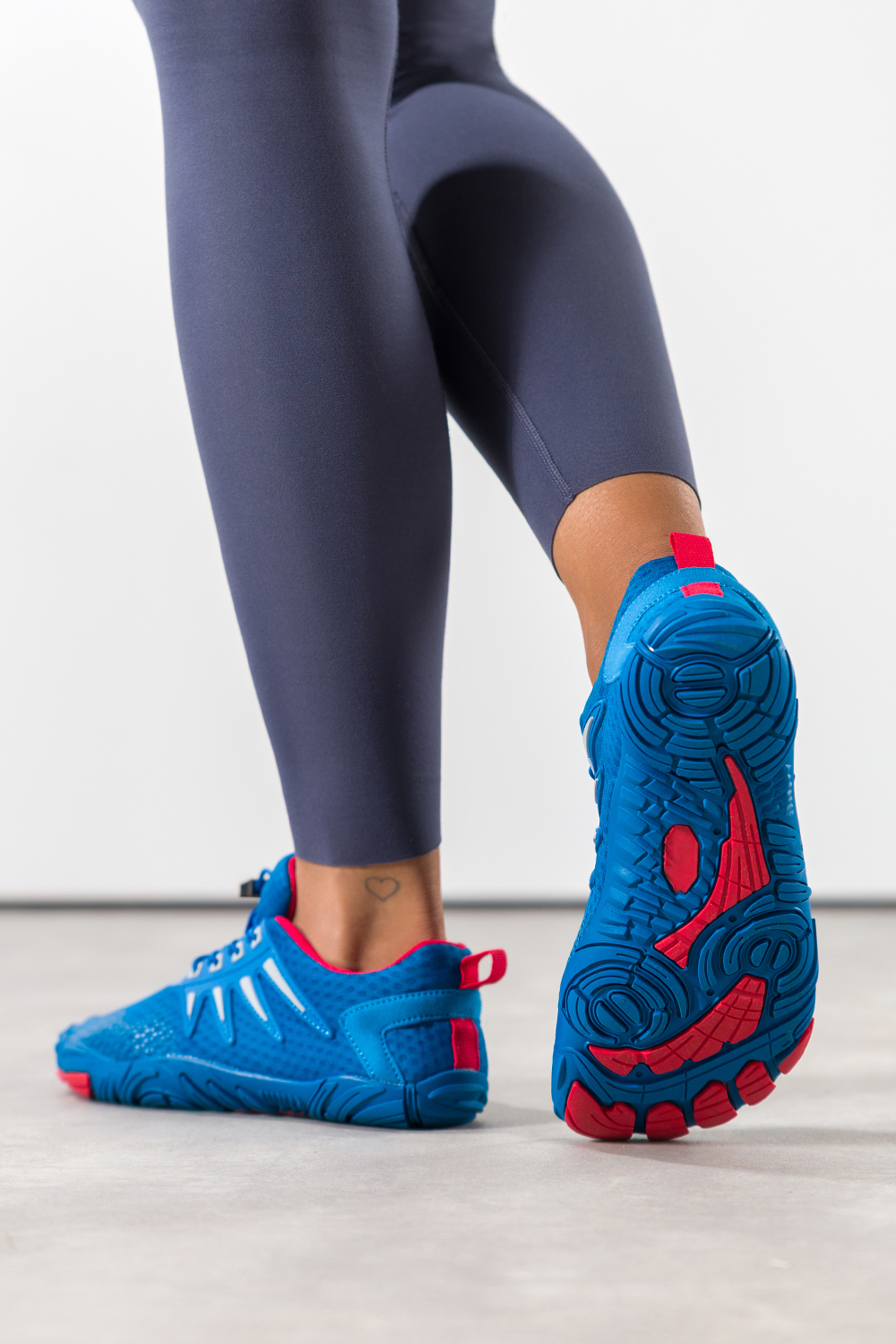 Niebieskie buty sportowe barefoot damskie na fitness szerokie elastyczna podeszwa czerwone wstawki elastyczne regulowane sznurówki Casu 7383D-3