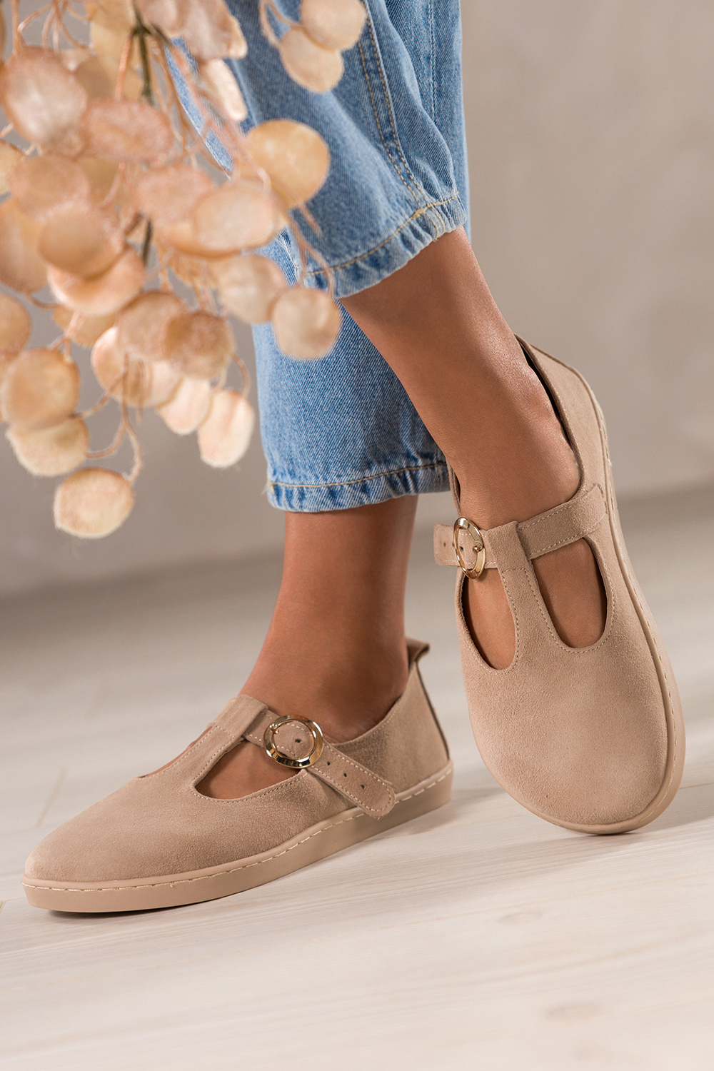 Beżowe buty barefoot skórzane damskie zamszowe szerokie na elastycznej płaskiej podeszwie wycięta cholewka pasek ze złotą klamrą PRODUKT POLSKI Casu 89792