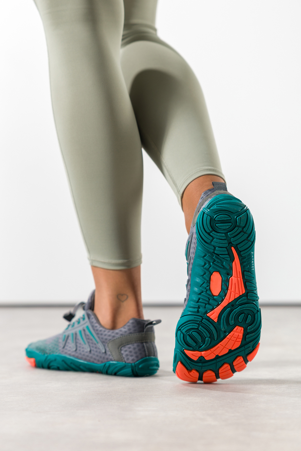Ciemnoszare buty sportowe barefoot damskie na fitness szerokie elastyczna podeszwa zielone wstawki elastyczne regulowane sznurówki Casu 7383D-2