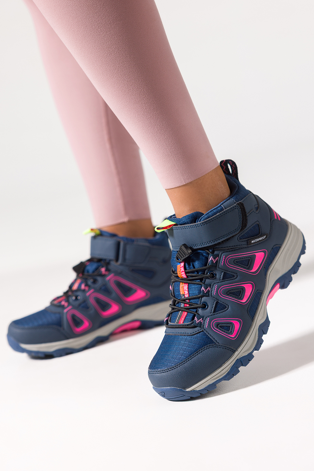 Granatowe buty trekkingowe damskie wodoodporne na bieżnikowanej podeszwie z regulowaną elastyczną sznurówką pasek na rzep fuksjowe wstawki Casu 7394-1D