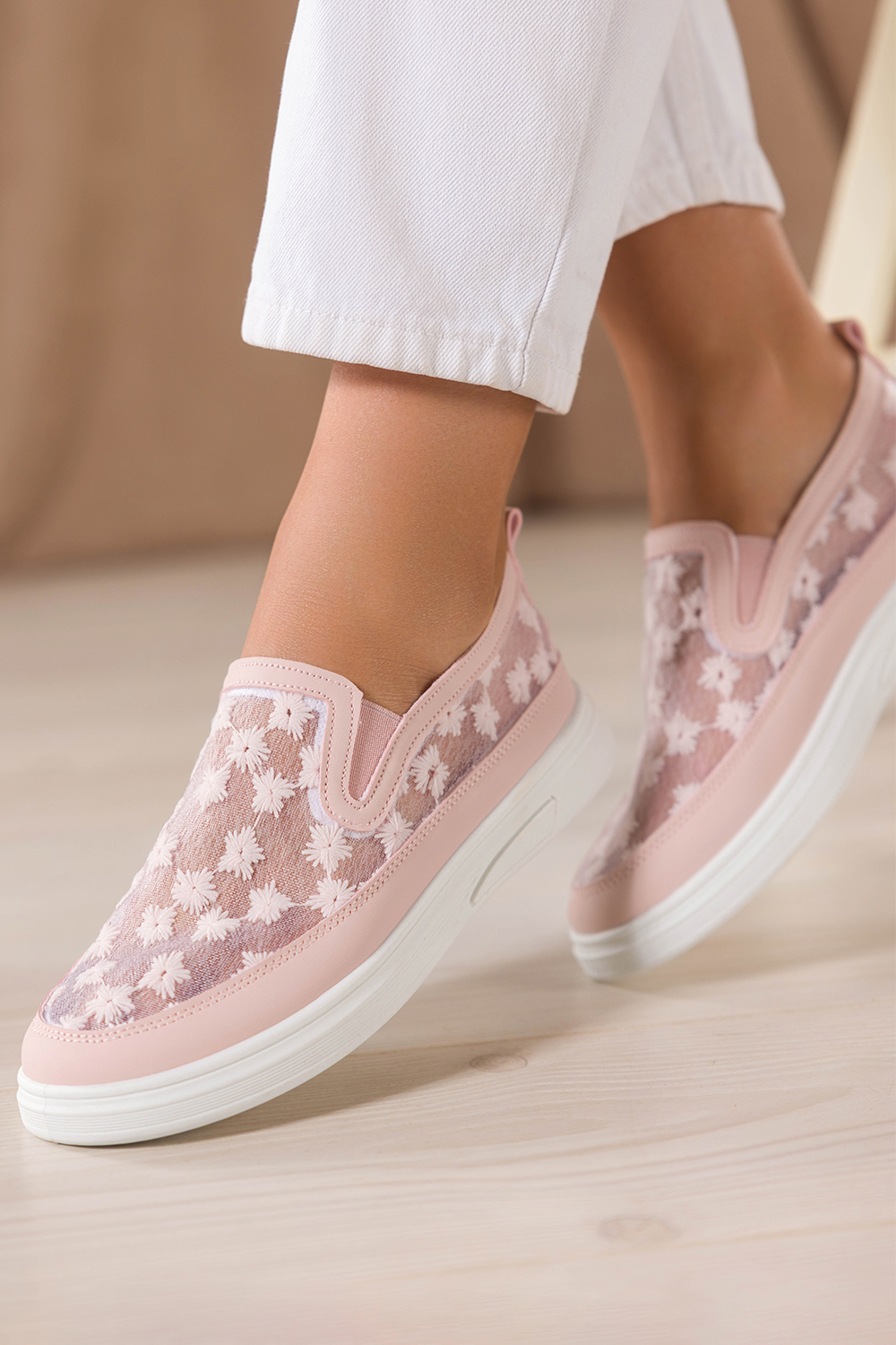 Jasnoróżowe półbuty damskie slip on z haftowanymi kwiatami Carla MY242K